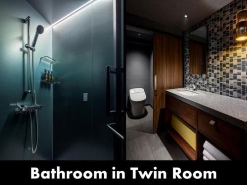 een badkamer met een douche en een badkamer in een tweepersoonskamer met 2 aparte bedden bij THE LIVELY HAKATA FUKUOKA - Vacation STAY 82642 in Fukuoka