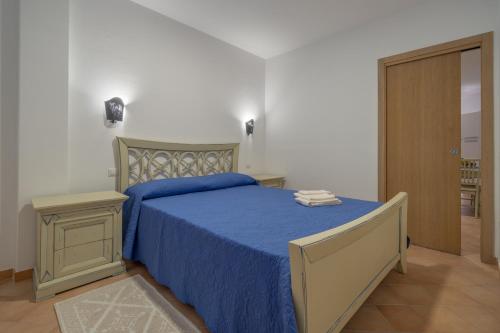 una camera con letto e copriletto blu di Villa Gaia a Arzachena