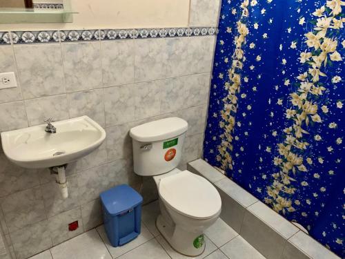 a bathroom with a toilet and a sink at Residencial Turístico Rio Guayas in Guayaquil