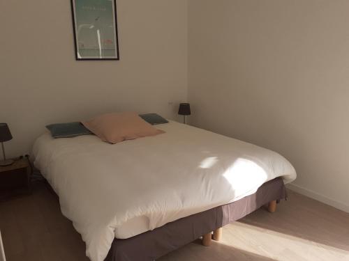 1 dormitorio con 1 cama blanca grande en una habitación en L'Amaryllis, beau T4 contemporain et lumineux en Centre Ville 3 étoiles, en Sète
