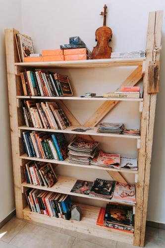 Die Bibliothek in der Pension