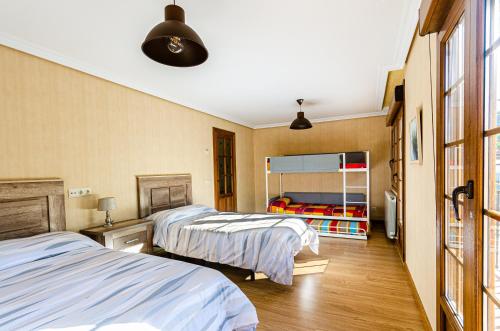 a bedroom with two beds and a bunk bed at Casa Almoravid in Daroca de Rioja
