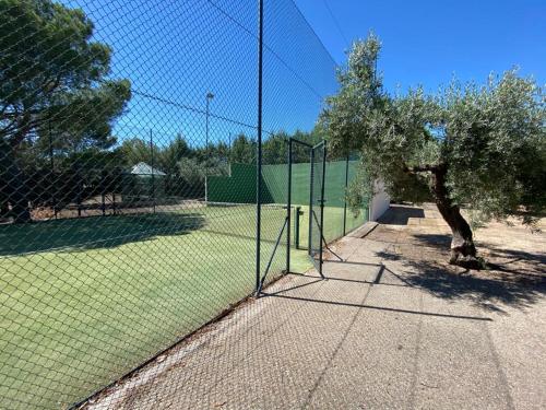 Теннис и/или сквош на территории Villa Blanca con piscina a 15 minutos de Toledo или поблизости
