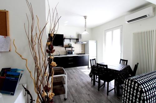 een woonkamer met een tafel en een keuken bij La Casa del Darda in Ancona