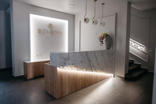 テルシェイにあるBohemaのロビー(大理石のカウンター付)