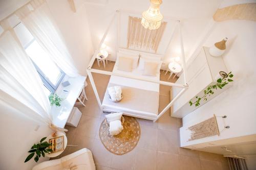 an overhead view of a living room with white furniture at La Casa Della Zia in San Pancrazio Salentino