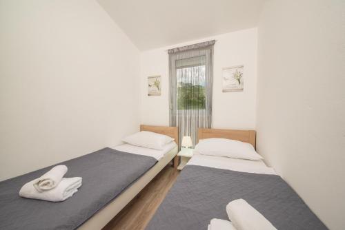 Postel nebo postele na pokoji v ubytování Apartmani Manita Paklenica