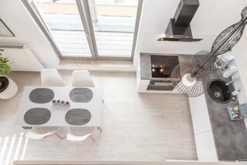 a living room with a white table and chairs at Apartamenty Gdańsk EU - Waterlane in Gdańsk