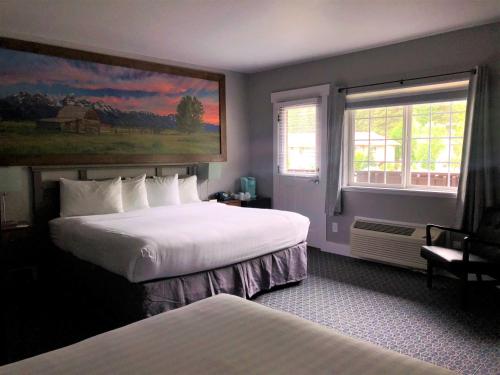 a hotel room with two beds and a window at Blue Elk Inn in Leavenworth