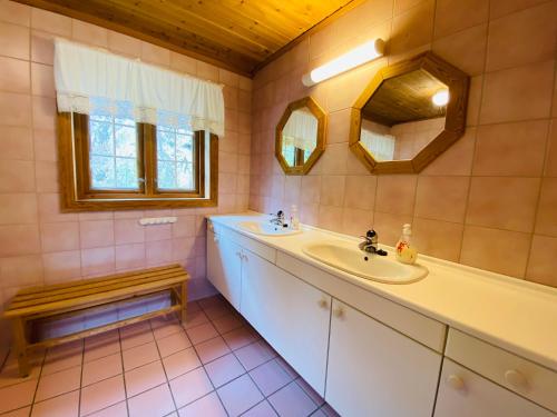 La salle de bains est pourvue d'un lavabo et d'un miroir. dans l'établissement Mo Laksegard, à Sand