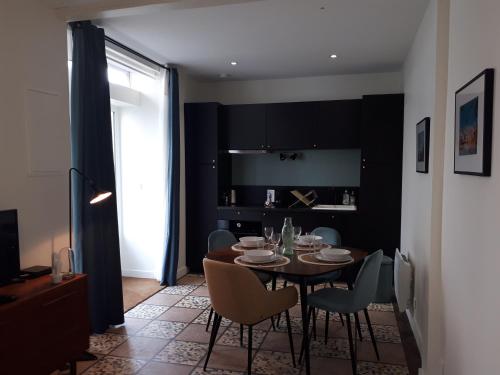 a dining room with a table and chairs at Le Lagon, studio cosy lumineux - proche gare in Rennes