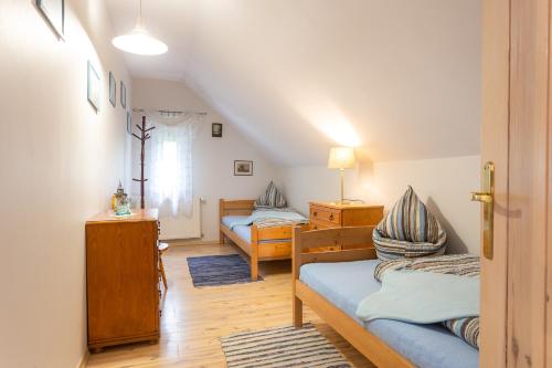 ミウクフにあるCałoroczny Dom Wakacyjny MAGNOLIA Miłków-Karpaczのベッド2台とベッドルーム1室が備わる小さな客室です。