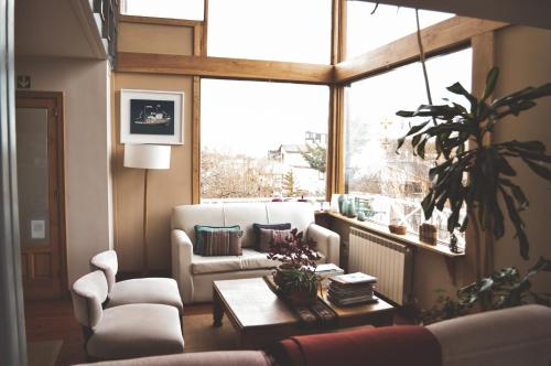 a living room with a couch and a table and a window at Hosteria Foike in Ushuaia