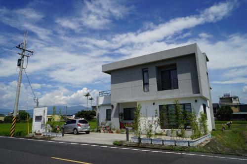 a white house on the side of a street at LaVie GANDAN in Sanxing
