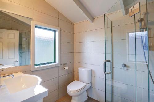 une salle de bain avec toilettes, lavabo et douche dans l'établissement The Hill Haven Queenstown, à Queenstown