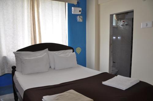 Nayath Serviced Apartments, Homely Stay for Families since 2011 Close to Bus, Railway Stations, Near to Reliance Mart, Srinivasam complex and many Restaurants Fully Furnished Kitchen Pet Friendlyにあるベッド