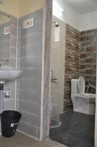 ティルパティにあるNayath Serviced Apartmentsのバスルーム(洗面台、トイレ付)