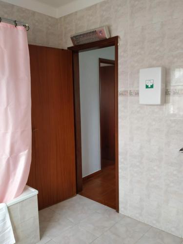 a bathroom with a shower with a pink shower curtain at Quinta do Cabeço in Figueiró dos Vinhos