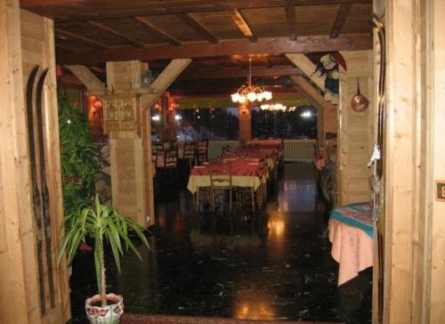 Un restaurante o sitio para comer en Hôtel De La Couronne