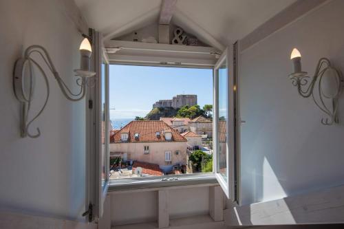 une fenêtre ouverte avec vue sur la ville dans l'établissement Guest House Gugily, à Dubrovnik