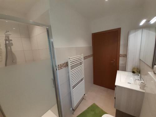 a bathroom with a shower and a sink at VILLA CASA SAGLIA in Malcesine