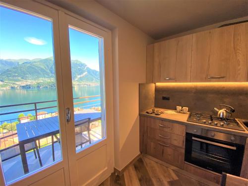 una cucina con vista sul lago e sulle montagne di Il Bellavista a Lezzeno