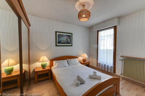 une chambre avec un lit et deux lampes et une fenêtre dans l'établissement Le Vassé - Apartment 2 Bedrooms with terrace - pedestrian area, à Annecy