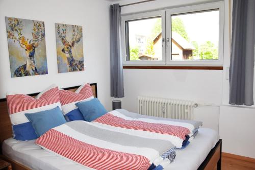 1 dormitorio con 2 camas y ventana en daheim im hirschen, en Schönwald