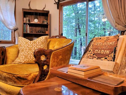 Afbeelding uit fotogalerij van Ridge Retreat at Hearthstone Cabins and Camping - Pet Friendly in Helen