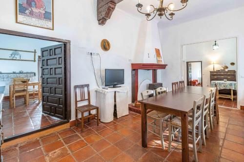 comedor con mesa y TV en Apartamentos Rurales Las Caleras, en Almagro