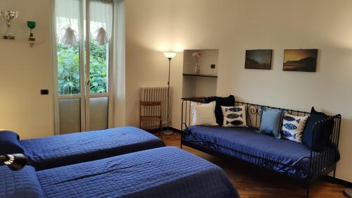 un soggiorno con divano e divano blu di Al Terra di Mare Appartamenti - "Garibaldi 80" a Levanto
