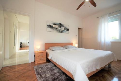 Un pat sau paturi într-o cameră la Apartment Deni