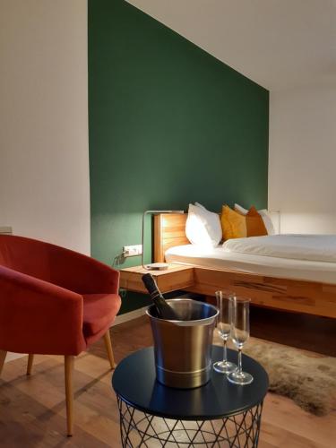 um quarto com uma cama e uma mesa com copos de vinho em Ferienwohnung Judith em Sillian