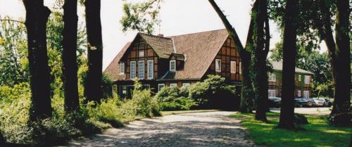 dom w środku lasu drzew w obiekcie Landhaus Tipp w mieście Altenmedingen