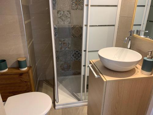 een badkamer met een toilet, een wastafel en een douche bij Casa Lisà in Sartène