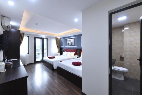 Postel nebo postele na pokoji v ubytování Hanoi Elpis Grand Hotel