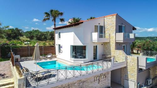 eine Villa mit einem Pool und einem Haus in der Unterkunft Lofos Village Chania in Agia Marina