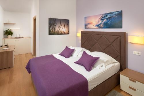 Ein Bett oder Betten in einem Zimmer der Unterkunft Hotel Fortuna