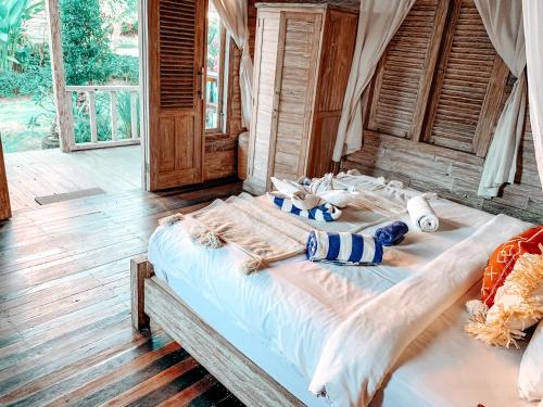 Tempat tidur dalam kamar di Uluwatu Breeze Village