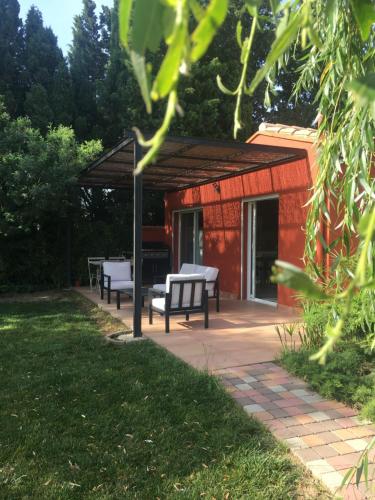un pavillon avec des bancs et des tables dans un parc dans l'établissement Gite L olivier, à Baho