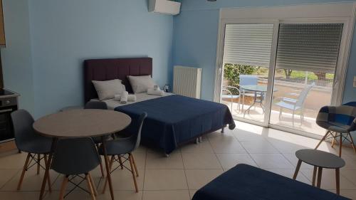 sypialnia z łóżkiem, stołem i krzesłami w obiekcie Eretria Apartments FM14 w Erétrii