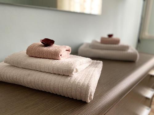 - une pile de serviettes assises sur un comptoir dans la salle de bains dans l'établissement Relax in Taranto, à Tarente