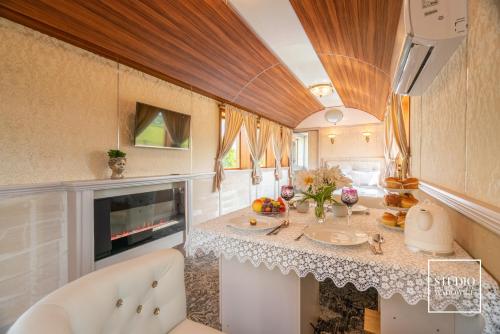 uma cozinha com um balcão e um lavatório num quarto em Stacja Galicja - nocleg w pociągu blisko Energylandia em Zator