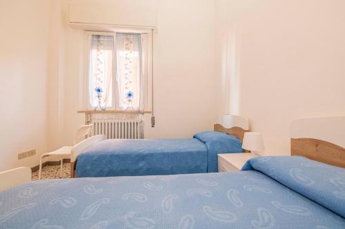 - une chambre avec 2 lits et une fenêtre dans l'établissement Casa Vacanze Cattolica, à Cattolica