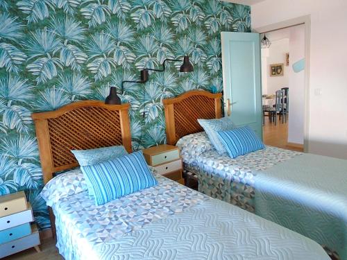Postel nebo postele na pokoji v ubytování Lindo y acogedor Apartamento Grao Playa Gandia piso 5to sin ascensor