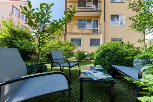 a group of chairs and a table in front of a building at U KAZI in Niechorze