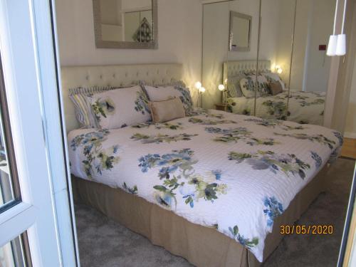 - une chambre avec un lit orné de fleurs bleues dans l'établissement Fort House, à Portsmouth