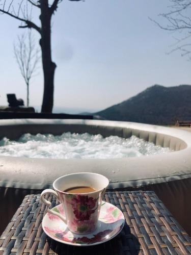una taza de café en un platillo sobre una mesa en Kopiše, en Zoll