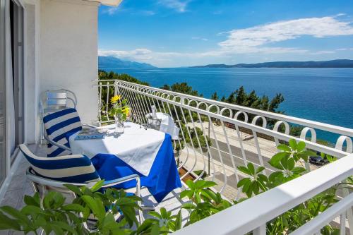 a table and chairs on a balcony with a view of the ocean at Skalinada Sea View in Lokva Rogoznica
