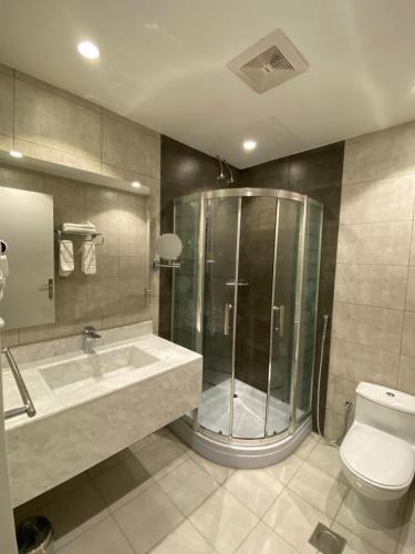 La salle de bains est pourvue d'une douche, d'un lavabo et de toilettes. dans l'établissement سفن جاردنز وادي وج, à Taif